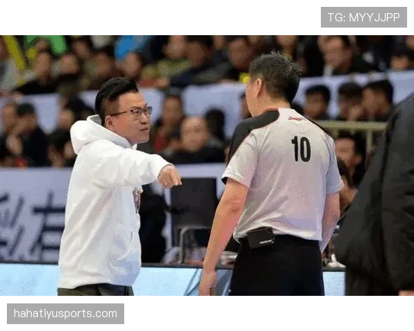 拉人犯规的判罚标准与裁判判定逻辑详解